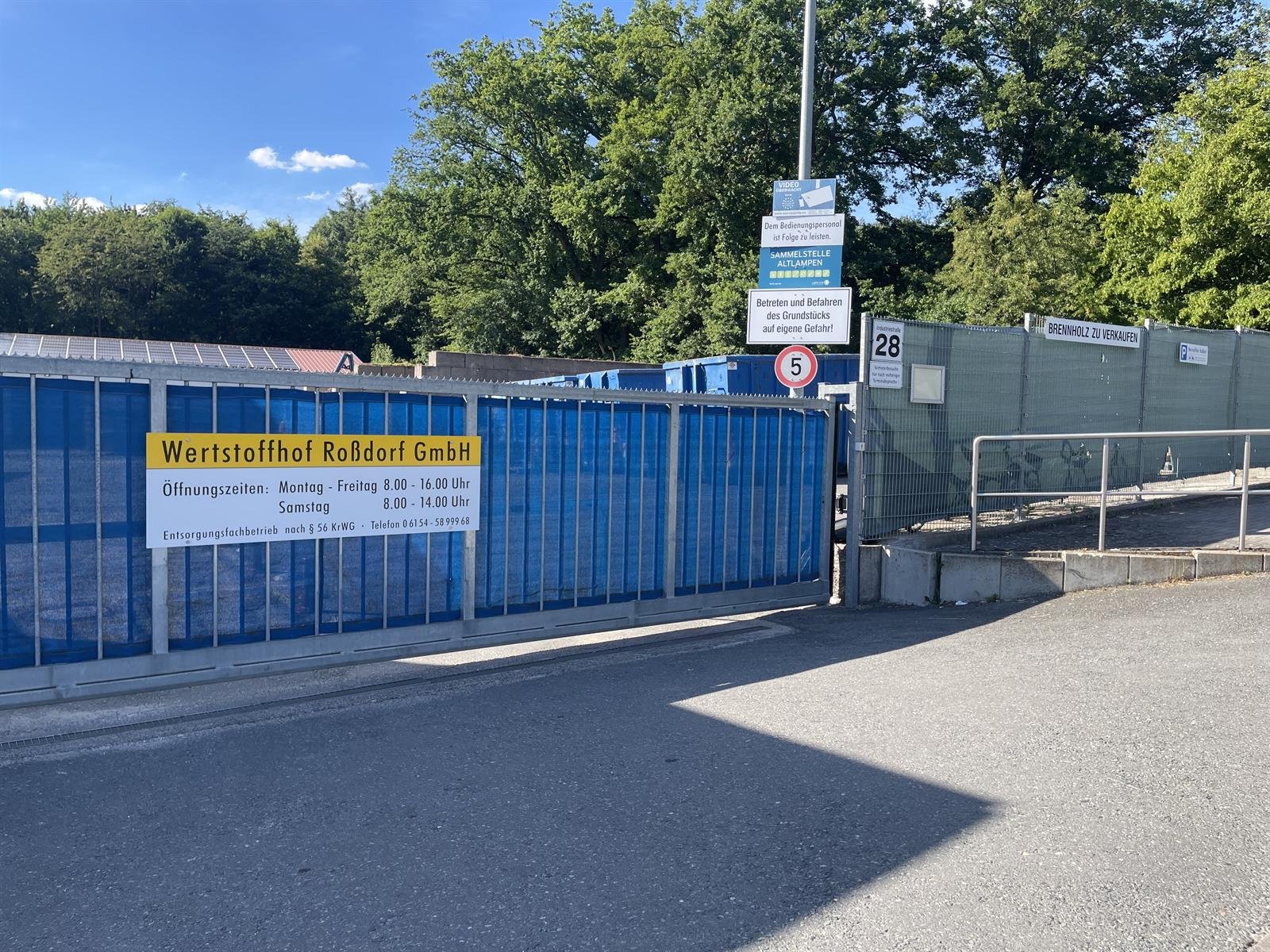 Einfahrt des Wertstoffhofs Roßdorf mit Öffnungszeiten-Schild, Industriestraße 28